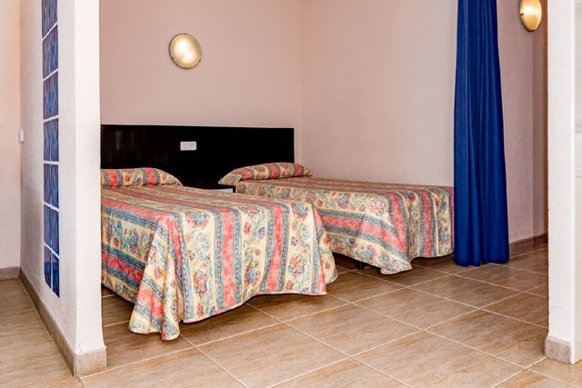 apartamento superior estudio cama matrimonio eurhostal.jpg