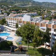 vista exterior ambos edificios con piscina y playa