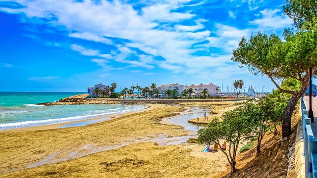 playa las fuentes con fuentes agua dulce