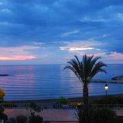 playa las fuentes anochecer