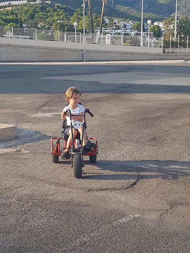 niño en moto a pedales