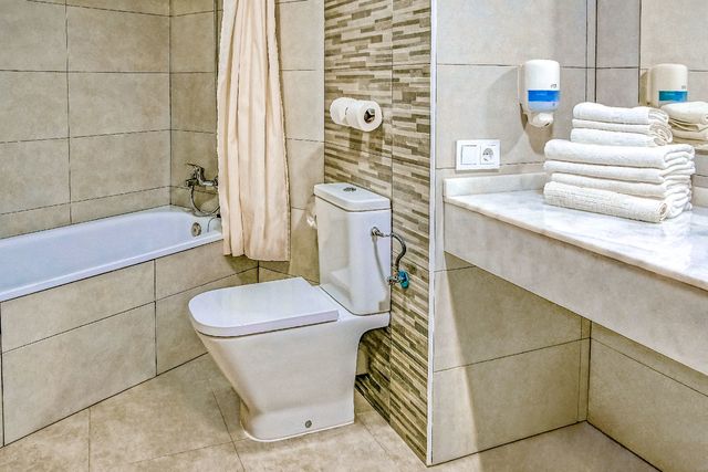 apartamento 2 dormitorios bañera eurhostal.jpg