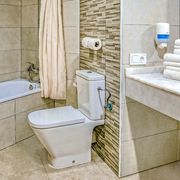 apartamento 2 dormitorios bañera eurhostal.jpg